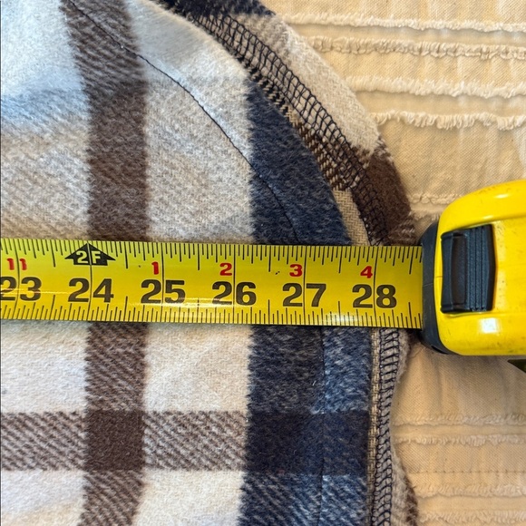 Medium Weight Plaid Flannel Shacket 💯 polyester - Picture 7 of 9